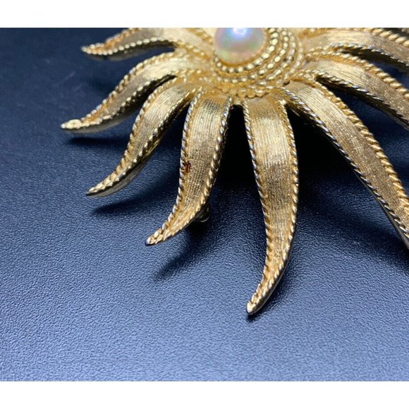 Boucher Flower Brooch Pin Faux Pearl Gold Tone Floral Classic Signed Vintage - Picture 4 of 7